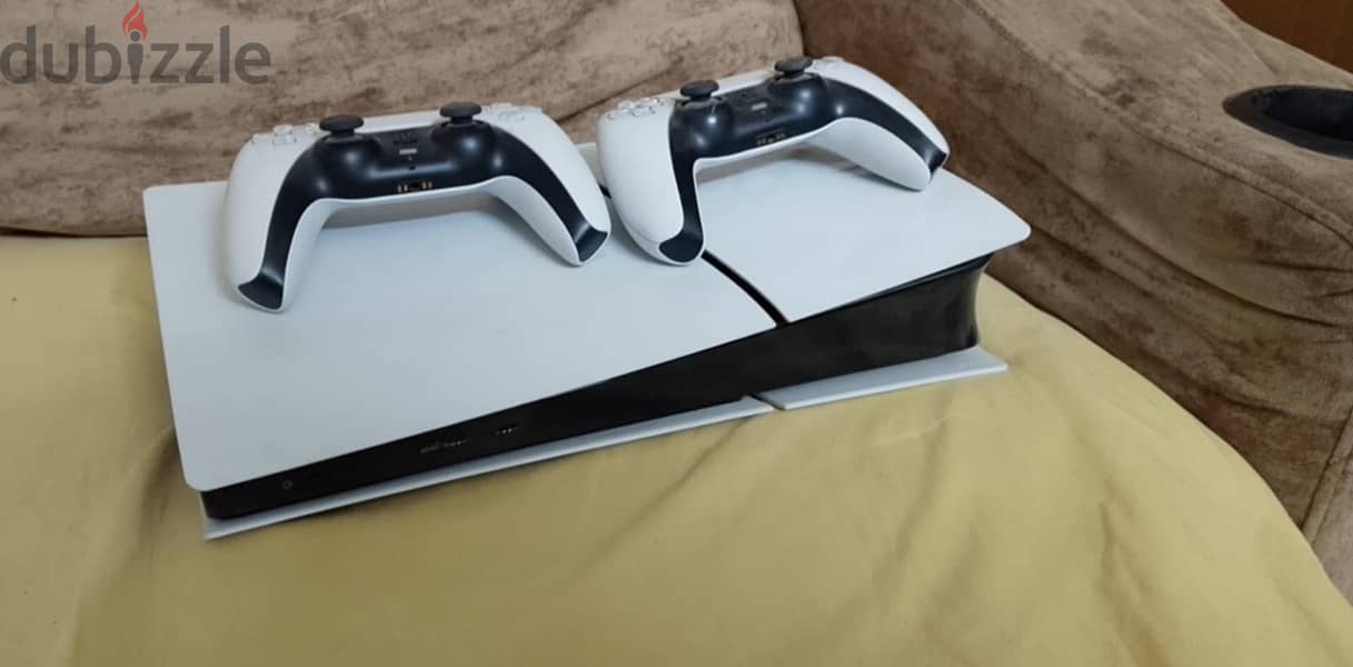Ps5 slim digital with 2 controller 1