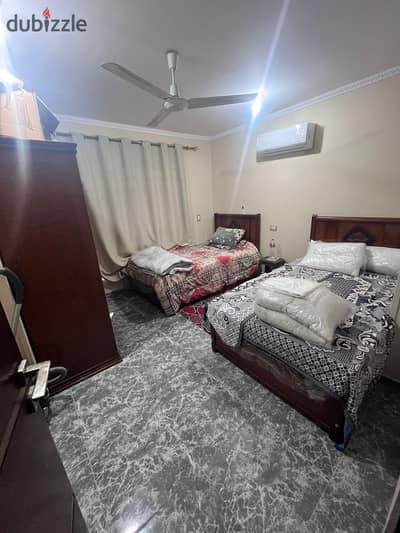 شقة مفروشة للإيجار كمباوند المعادي جاردنز تتكون من ثلاث غرف نوم وريسبشن وحمام ومطبخ مكيفه