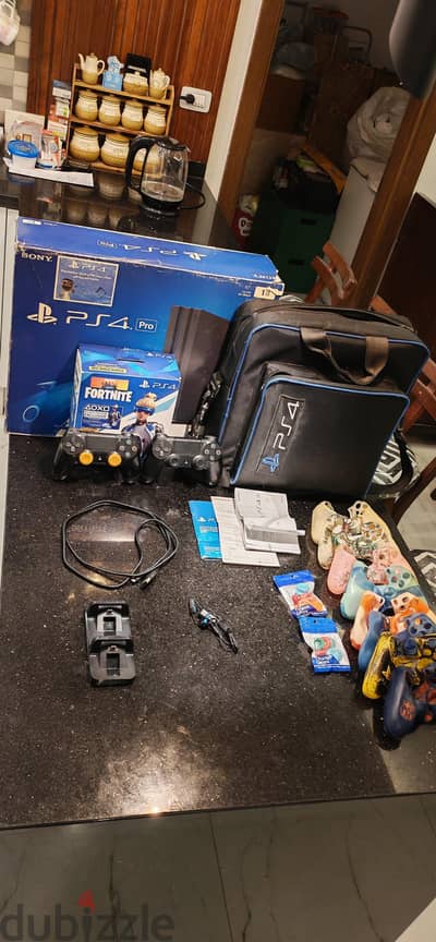 بلاى ستيشن ٤ برو PS4 pro بالكرتونة و ٣ ذراع وشنطة وكفرات للذراعات