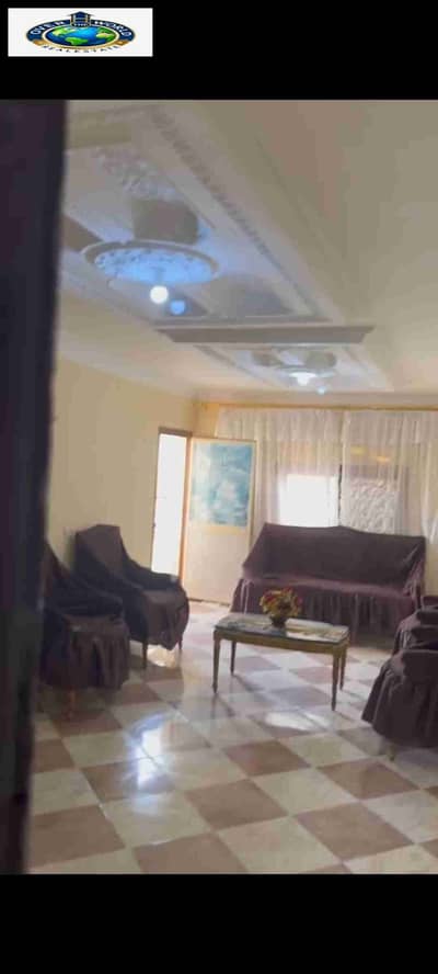 شقة مفروشة للإيجار المعادي شارع احمد زكي العمومي بالقرب من محطة المترو تتكون من اثنين غرفه نوم وريسبشن وحمام ومطبخ دور عاشر اسانسير