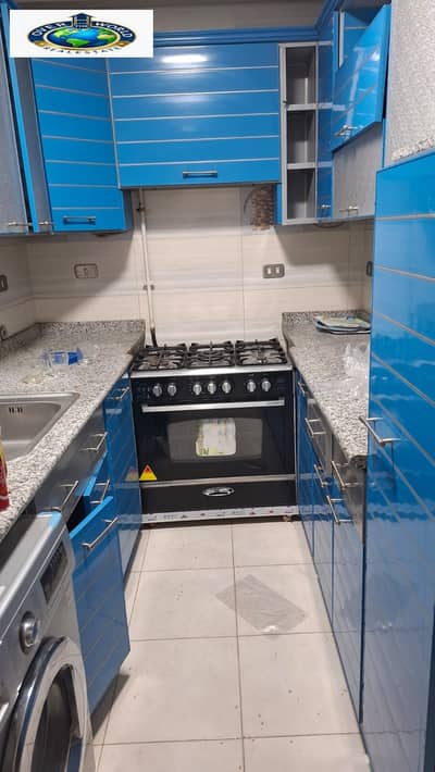 Semi-furnished apartment for rent in Tabarak Compound, Zahraa Al-Maadi, consisting of 2 bedrooms, 2 receptions, 2 bathrooms, and a super lux kitchen with high-quality furniture, consisting of two bedrooms, a reception, and two bathrooms with an air-conditioned kitchen.
