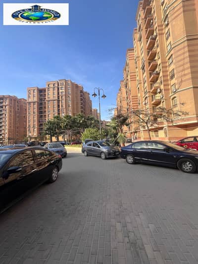 Maadi Gardens compound furnished apartment for rent consists of three bedrooms, a reception, a bathroom, and a kitchen, elevated ground floor, upscale and quiet location, air-conditioned, Wi-Fi, natural gas