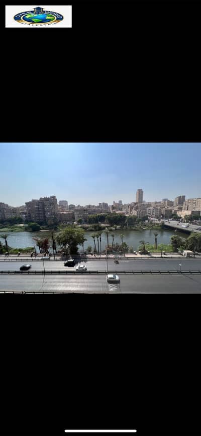 For daily rent on the Nile Corniche in Maadi, a furnished apartment with a Nile view consists of three bedrooms, a reception, 2 bathrooms, and a fully air-conditioned kitchen with natural gas. Large area of 220 m, elegant furniture, eighth floor, elevator, only for families and committed youth.