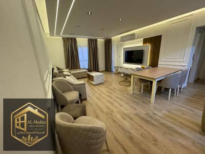 شقة اول سكن تشطيب و فرش فندقي للايجار بجانب الخدمات بالرحاب