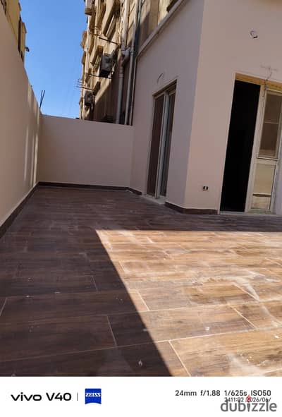 Apartment for rent in the Fifth Settlement, near Fatma Al-Sharbatly Mosque, ground floor with a private tiled garden of about 50 m, it consists of 3 rooms, a small laundry room, 3 bathrooms, a reception area of 3 pieces, and a front balcony