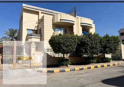 فيلا توين هاوس 333 م الطابق الأرضي + الطابق الأول + السطح 5 غرف برايم لوكيشن و اميز فيو علي لاند سكيب و ليك دايركت في الرحاب و القاهره الجديده