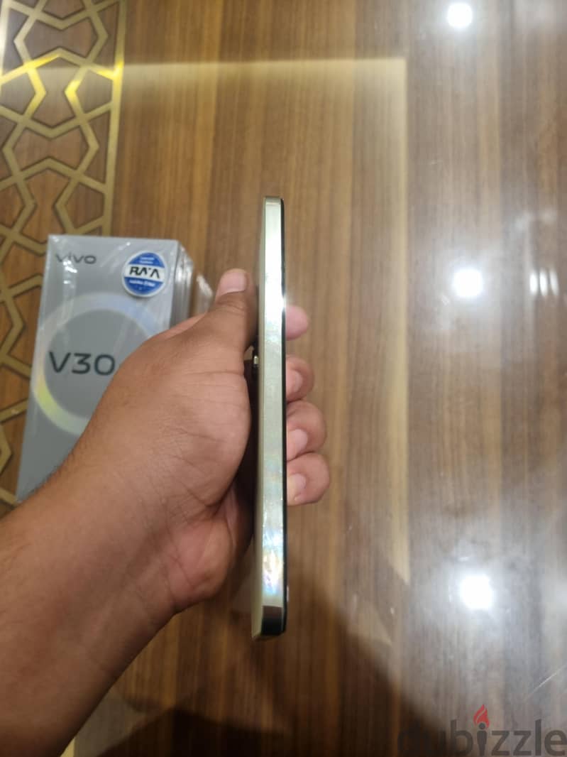 Vivo V30 4