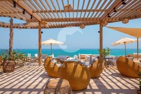 فرصة شاليه 3 غرف استلام في خلال سنتين بالتقسيط علي 8 سنين بمقدم 5% فقط متشطب موقع مميز سي شور راس الحكمة هايد بارك