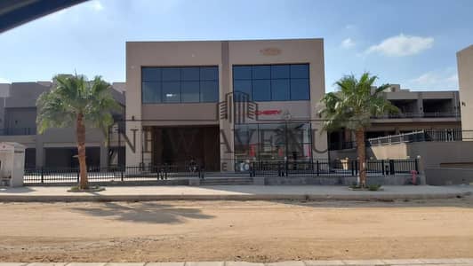 محل للايجار في قطامية جاردن مع مساحة خارجية 86 متر