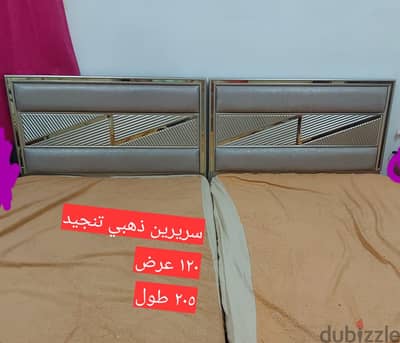 سريرين ذهبي تنجيد جلد ذهبي شريطين نحاس بملة قلابة و اثنين كومودينو