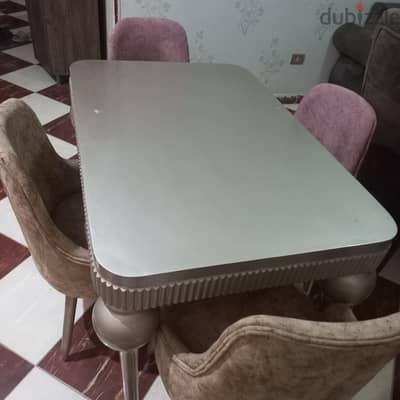طاولة سفرة بأربع كراسي