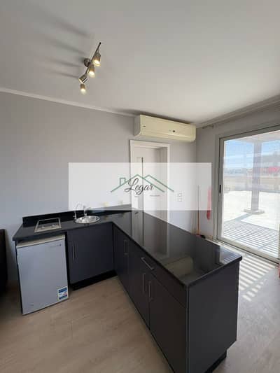 Studio apartment for rent in Palm Parks overlooking the lakes and swimming pools at a bargain price.