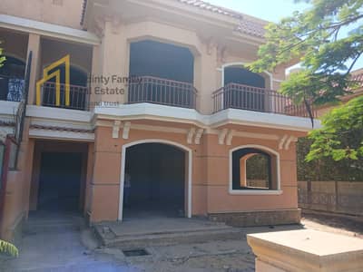 For quick sale, a villa in Madinaty, Classic Model i, on Bahri Street, at a very attractive price.