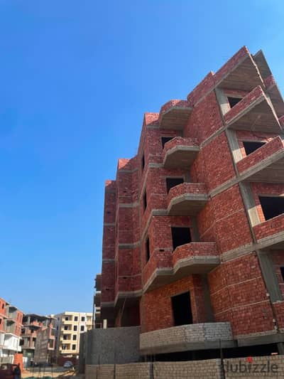 Own your apartment now in the most distinctive locations of Bayt Al-Watan, a strategically distinguished location directly behind the Al-Ahliyya University of Cairo, 5 minutes