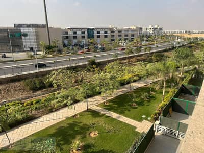 شقة بموقع خرافي للبيع في مدينتي b12 فيو مجرى السيل جاهزة للسكن
