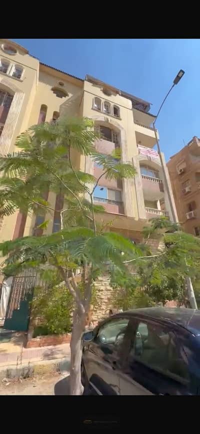 For Sale | Special Apartment in the Eighth District - 6 October    A wonderful opportunity for residence or investment in one of the finest neighborhoods of October, in a prime location just 5 minutes from Al-Hosary Square and 15 minutes