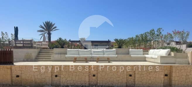 شاليه متشطب بالكامل بالتكيفات للبيع بموقع متميز في  راس الحكمه بالتقسيط علي 8 سنوات من سوديك
