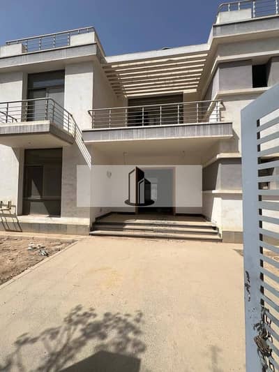 Apartment with a low down payment and installments, immediate occupancy in the SHALYA phase, in a prime location on the Suez Road in Taj City Compound