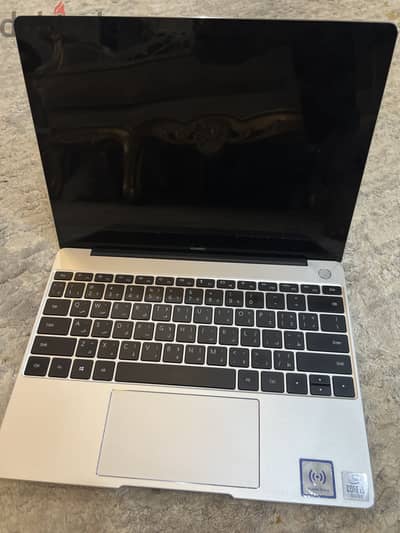 للبيع Huawei MateBook i5 الجيل العاشر، RAM 8GB، SSD 512GB.