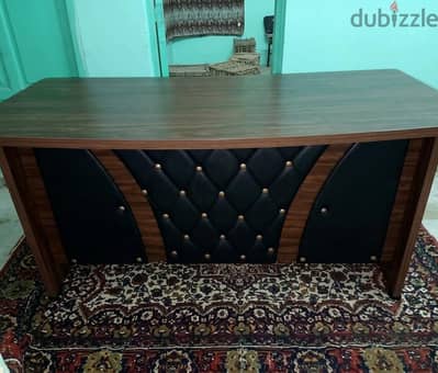 مكتب مدير كلاسيكي مستورد خشب MDF بحالة جيدة جداً للبيع