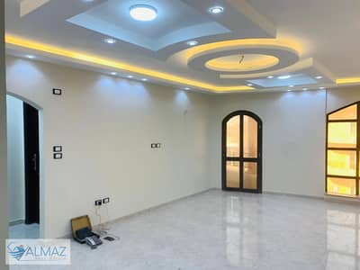 شقه فاضيه 200 متر للايجار في البنفسج عمارات في التجمع الاول  تطل مباشرة على التسعين والمحاور الرئيسية