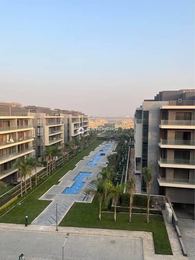 With a 20% discount, a penthouse with immediate delivery in the heart of New Cairo, in the Patio Oro compound, near the American University.