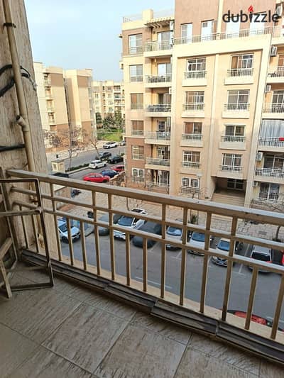 116 for sale in B11 with special finishes near services and Al-Husseini Market, Park View, and Talaat Mostafa Street. The price is final.