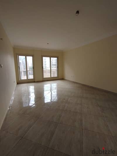 For rent, an apartment in Dar Misr, Al Andalous, New Cairo, directly on the South 90th and in front of the Hyde Park Compound, and a few minutes from the American University and Mivida Compound, super lux.