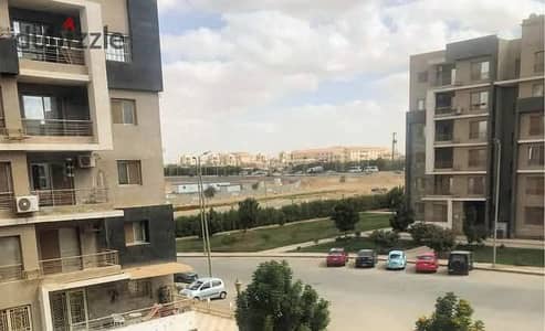 للبيع شقه في دار مصر الاندلس زون 1 مباشره علي التسعين الجنوبي وامام كومبوند الهايد بارك ودقايق للجامعه الامريكيه مساحه 130م بحري شرقي دور متكرر