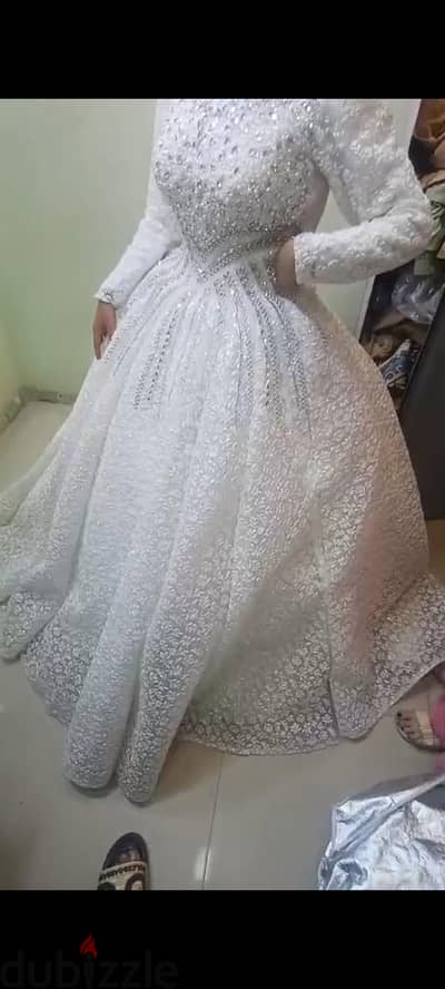 فستان زفاف مطرز بالكامل بحالة ممتازة – استخدام مرة واحدة