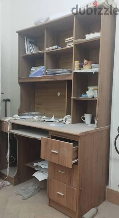 مكتب كمبيوتر بمكتبة