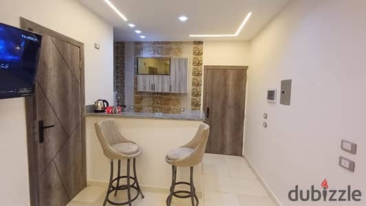 استديو للإيجار المفروش في جاردنيا هايتس.    مساحه ٩٠ تتكون من 2غرفه، حمام، مطبخ   الدور الأرضي مدخل خاص   تشطيب سوبر لوكس  كامله المرافق والخدمات م