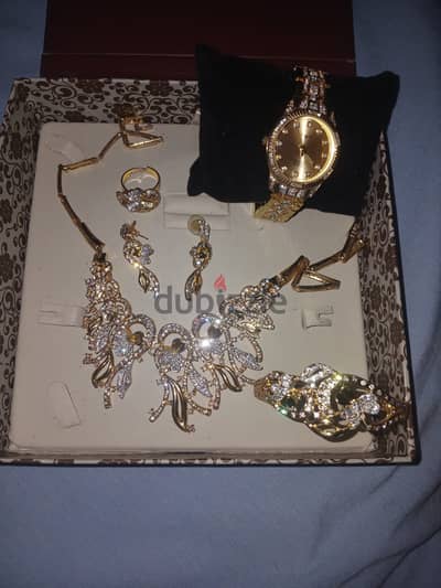للبيع طقم مطلي بالذهب عيار ٢١