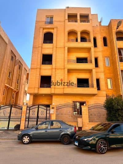 شقه 250م للبيع بالتجمع الخامس بجاردينيا هايتس 3 موقع مميز جدا  دور ثاني متكرر 3 نوم - 2 حمام - 2 تراس  - ريسبشن 3 قطع الشقه علي دور كامل دبل فيس الغرف غير مجروحه نهائيا نصف تشطيب