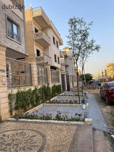 A very distinctive apartment for sale (in an upscale villa) in a strategic location that cannot be compensated for in the Carnation Villas, steps away from the main Ninety Street.