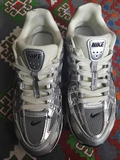 هذا الحذاء هو Nike P-6000 باللون الفضي المعدني (Metallic Sil