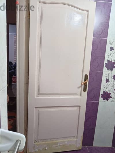 باب خشب حمام  نظيف لقطه