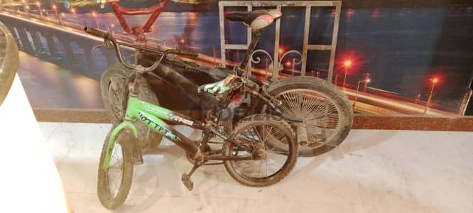 للبيع عجلتان BMX مستعملتان.