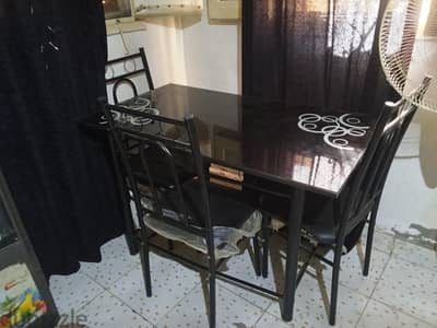 ترابيزه سفره ب ٤ كراسي معدن لون اسود كراسي بكيسها
