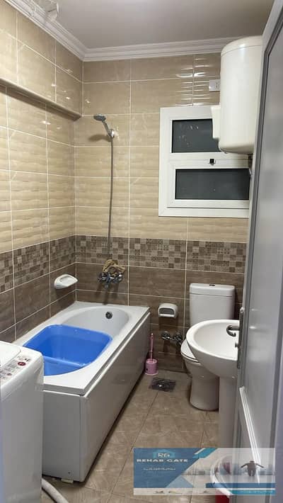 Apartment for sale in Al Rehab City, the new Phase 7. Located directly across from the Martyr Pilot Mosque; area: 131 square meters. Internal layout: