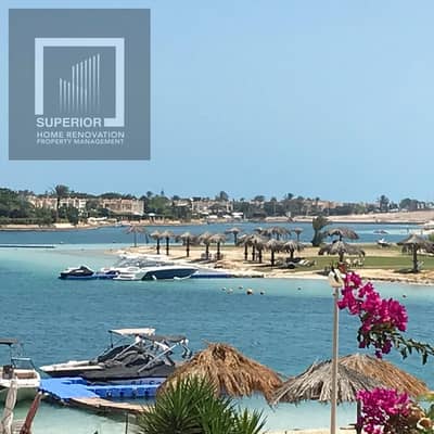موقع استثنائي وشاطئ خاص – فيلا للبيع في مارينا 5