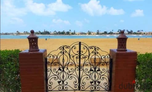 اول صف بحيرة رملية بحمام سباحة