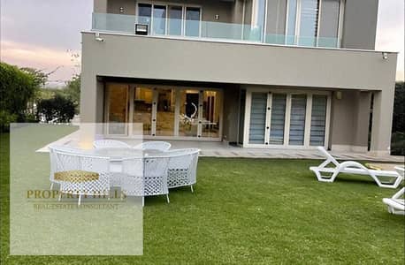 I'm selling due to necessity. A prime villa, ready for viewing anytime in October.