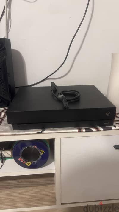 Xbox one X بحاله الزيرو عليه game pass 26 لعبه