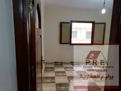 Administrative office for rent in Sidi Gaber, near the military hospital and the Corniche, in a prime location.
