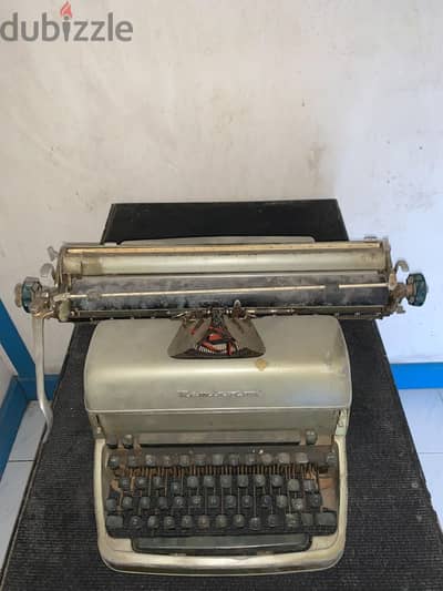 آلة كاتبة كلاسيكية من طراز Remington