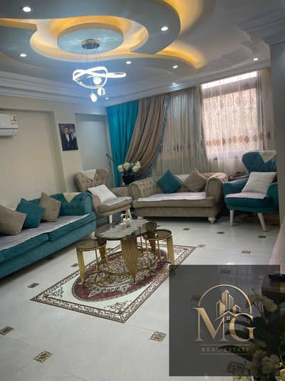 شقة سكنية للبيع – التجمع الأول، القاهرة الجديدة  فرصة مميزة لامتلاك شقة سكنية في موقع هادئ وحيوي بالمجاورة الثامنة، شارع محمود رياض، التجمع الأول.