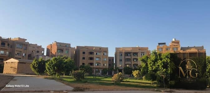 شقة للبيع في المستثمرين الجنوبية – القاهرة الجديدة   الموقع: المستثمرين الجنوبية – عائلي 3، القاهرة الجديدة  قريبة من محور محمد نجيب