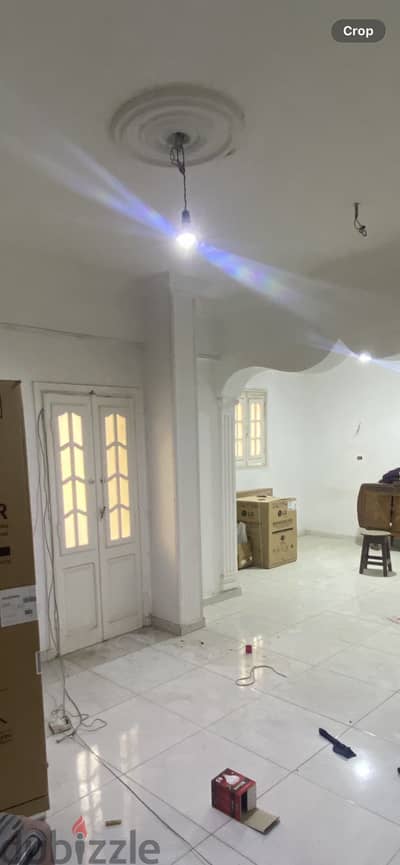شبابيك خشب بالزجاج بتاعهم  والشيش ،،  ٢ شباك طولى و شباك عرضى