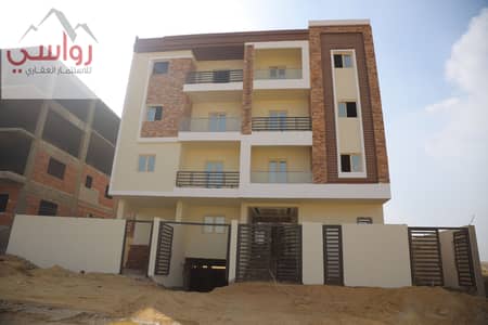 Best price for an apartment in the Homeland neighborhood, Fifth Settlement, 145 m, ground floor with a front garden, northern location, distinguished site in the first neighborhood, with a deposit of 50% and the rest for 30 months, delivery in a year, construction work is ongoing.